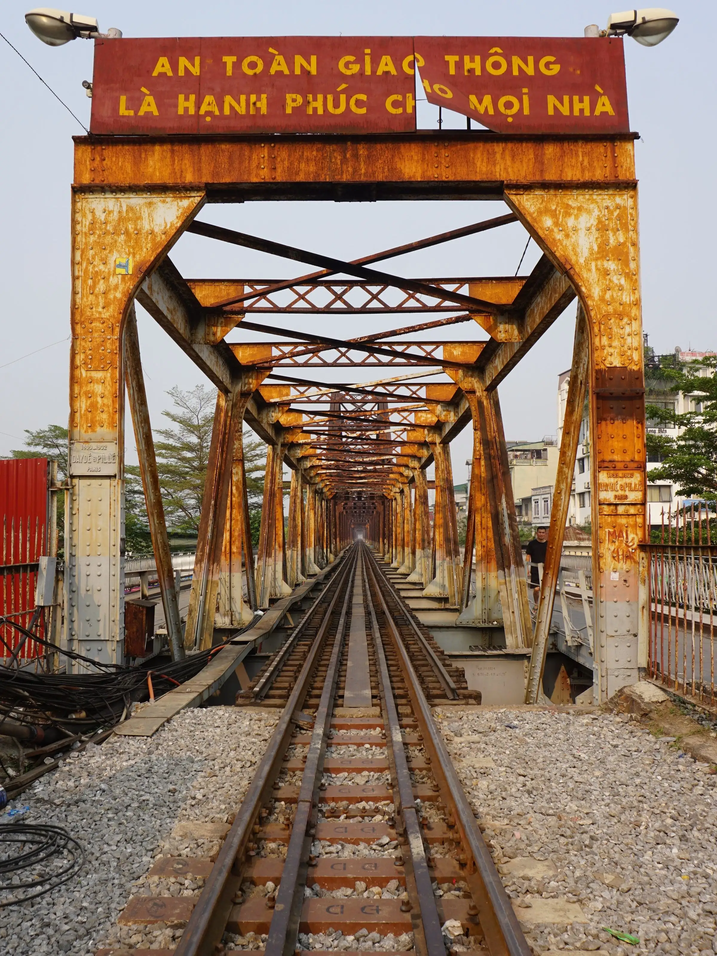 El puente Long Biên en Hanói, el viejo puente ferroviario sobre el río Rojo