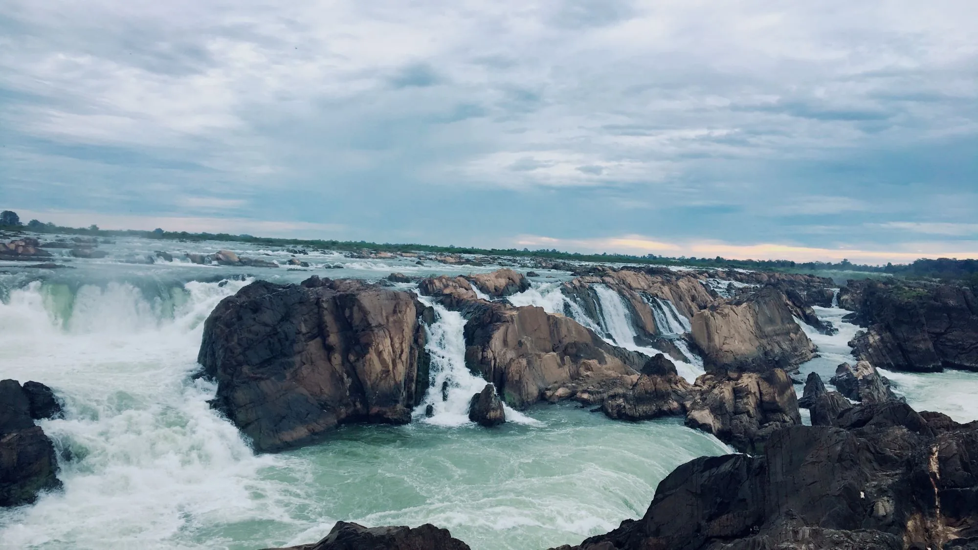 四千美島南端的 Khone Phapheng 瀑布,湄公河水傾瀉過黑色岩石