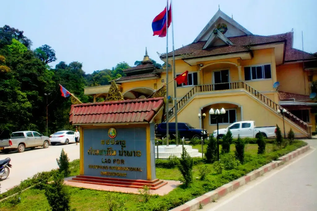 Cartel y edificio de inmigración del puesto internacional de Nam Phao, Bolikhamxay