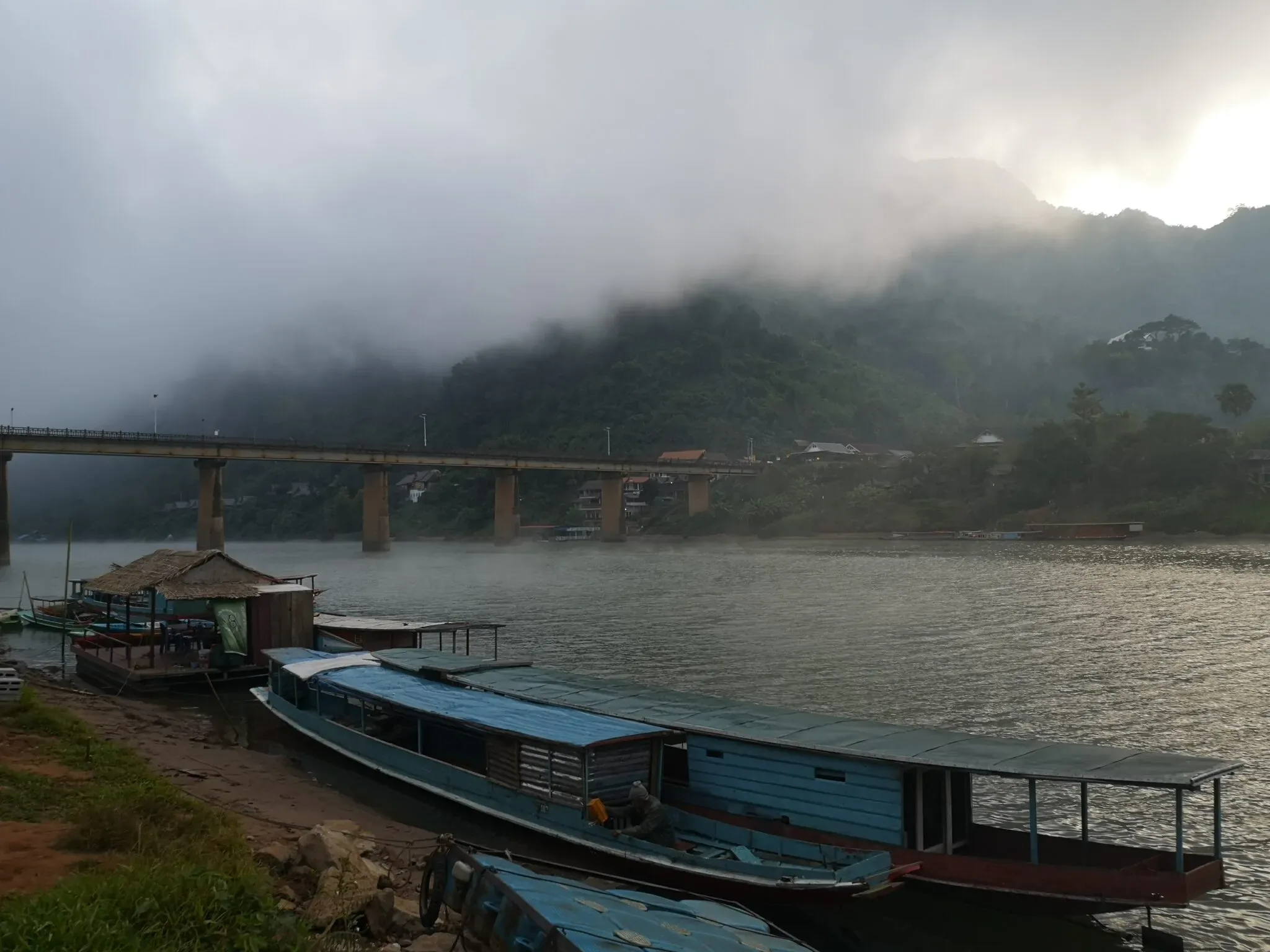 農巧公路橋下，停靠在南烏河畔的有頂客船