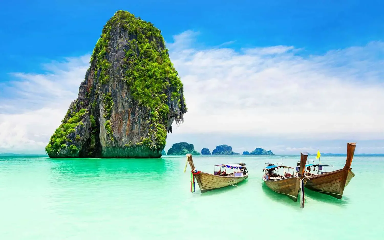 Farallones calizos emergiendo de aguas turquesas en el sur de Tailandia
