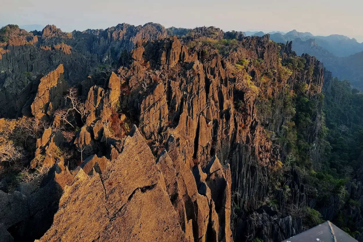 Schroffe Karstgipfel in den Hügeln um Thakhek bei Sonnenuntergang