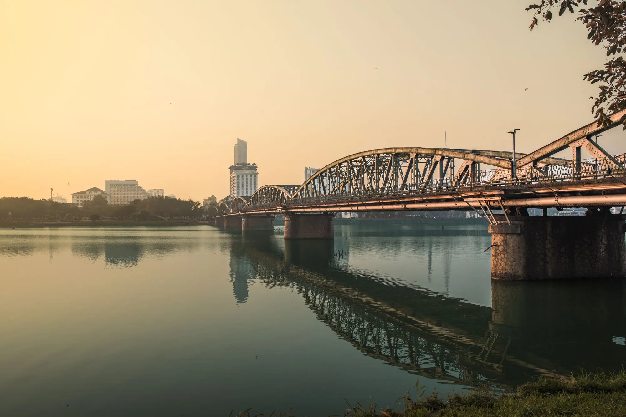 越南順化,夕陽下跨越香江的 Truong Tien Bridge