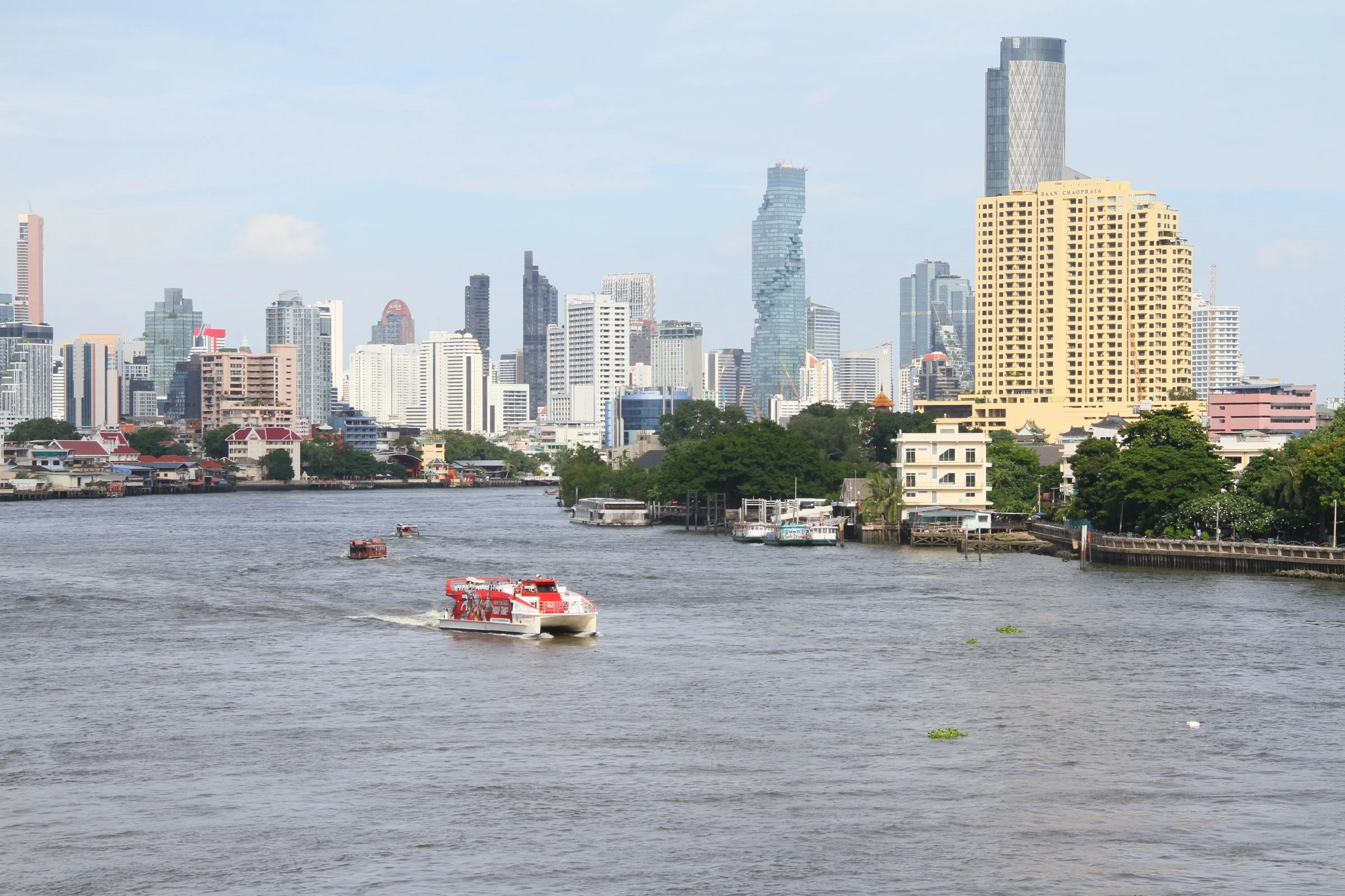 Die Skyline von Bangkok und Boote auf dem Chao Phraya