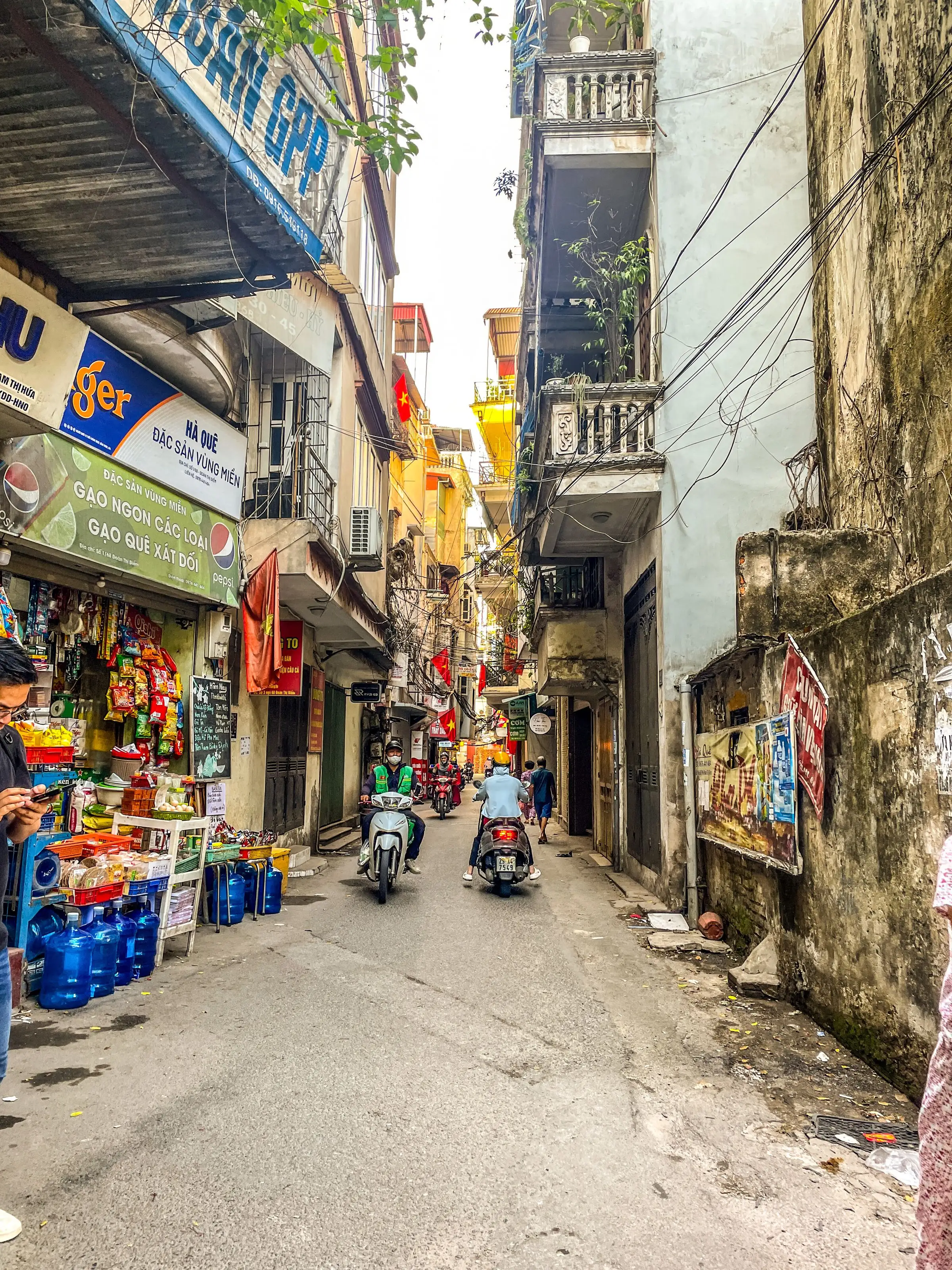 Eine Straße in der Altstadt von Hanoi, dem Ziel des Nachtbusses