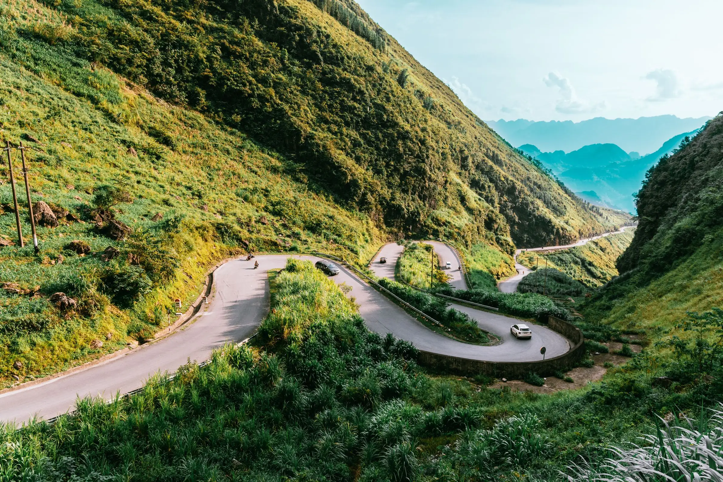 Eine kurvige Bergstraße durch bewaldete Hügel im Norden Vietnams