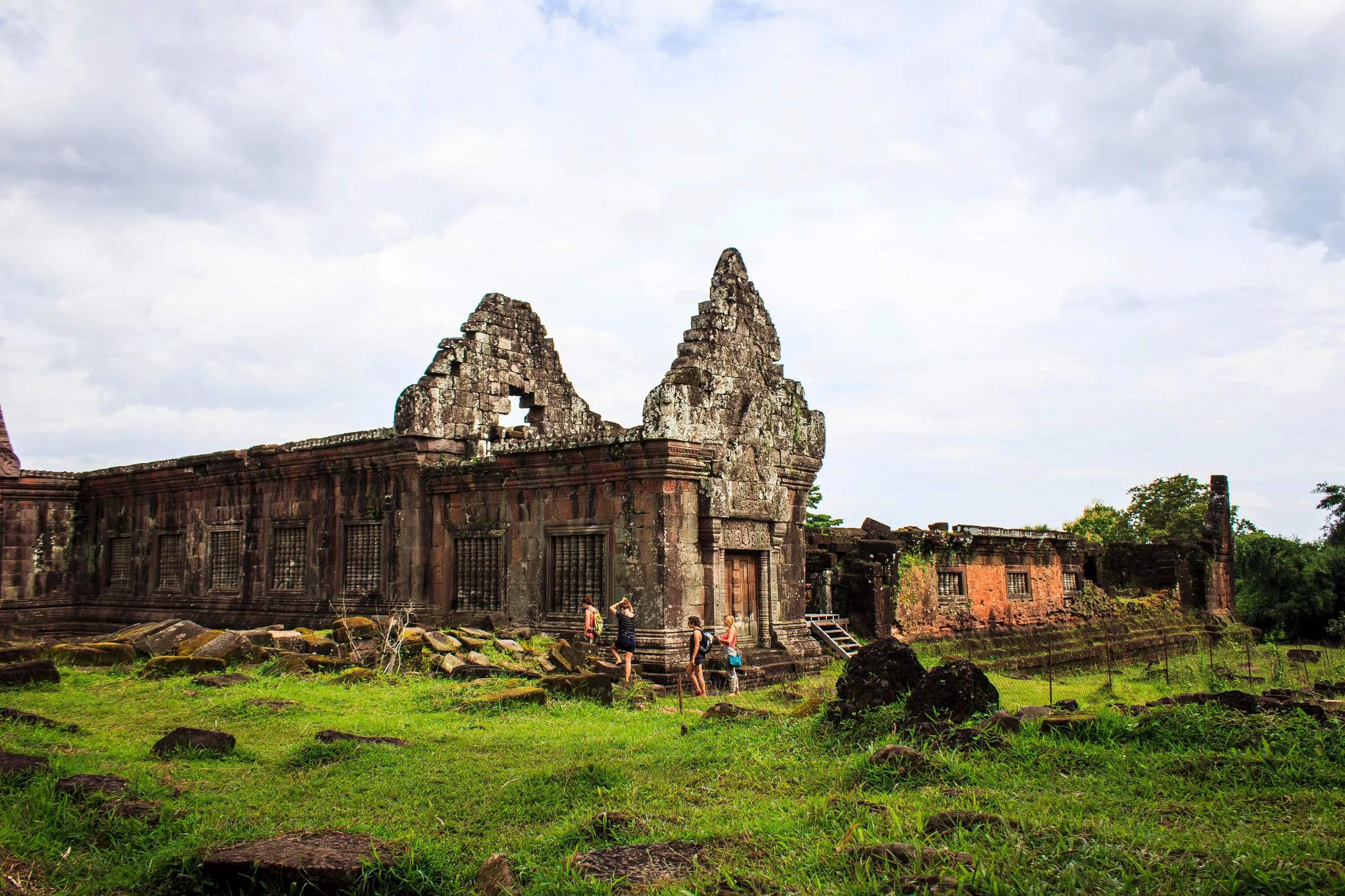 Champasak 附近聯合國教科文組織世界遺產 Wat Phou 的砂岩遺跡,階梯上有遊客
